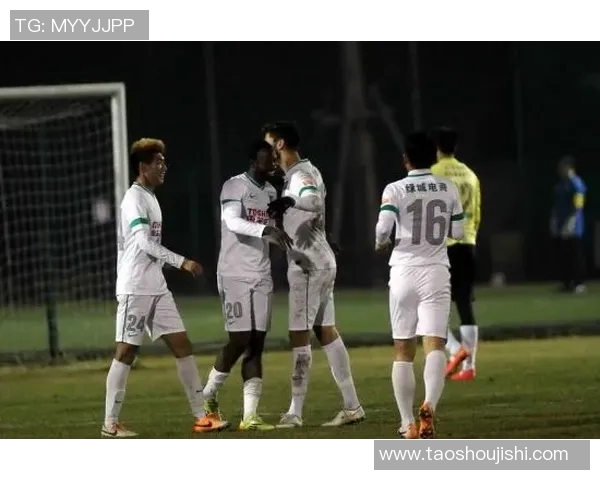 杭州迎来足球巨星助阵本地联赛引发球迷热烈关注 杭州迎来足球巨星助阵本地联赛引发球迷热烈关注