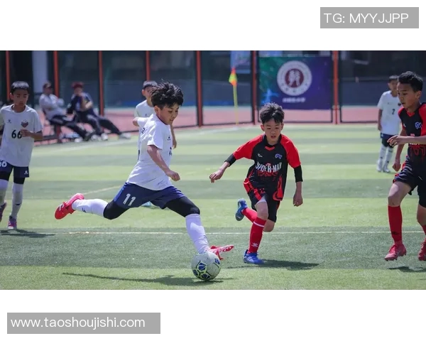 足球明星子女展现天赋打球精彩瞬间引发热议与关注