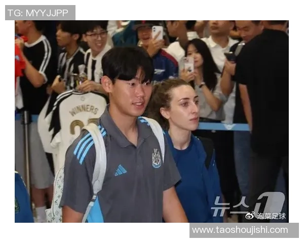 足球明星抵达韩国引发热潮球迷热情迎接偶像盛况空前 足球明星抵达韩国引发热潮球迷热情迎接偶像盛况空前